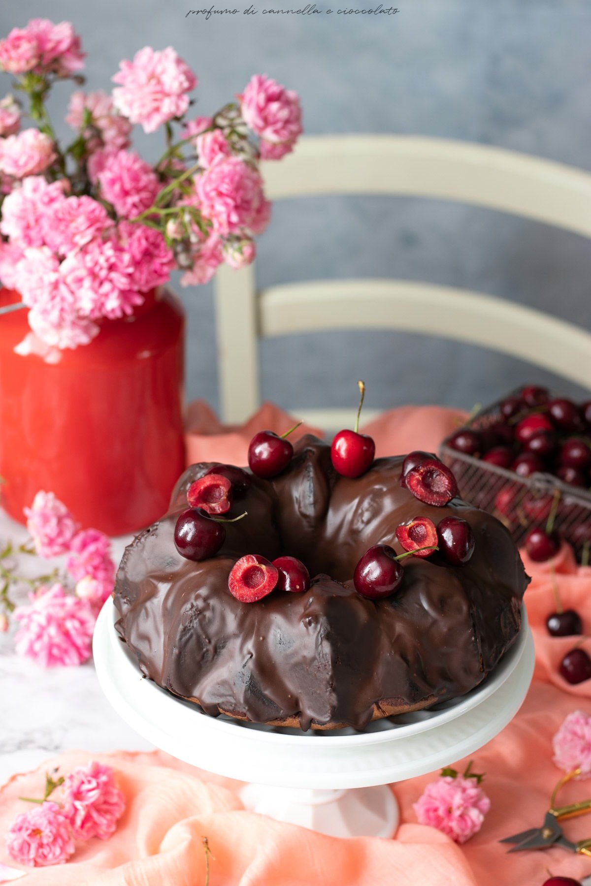 Ciambella glassata cioccolato e ciliegie