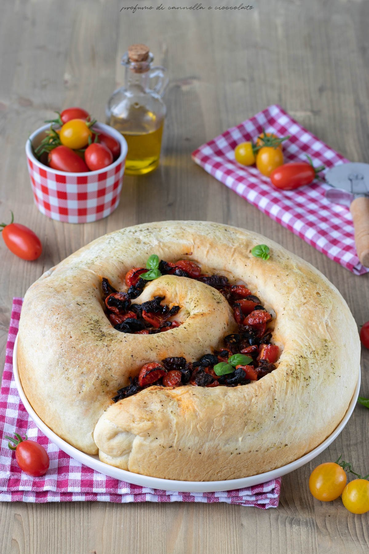 Focaccia contorta pomodori olive e basilico