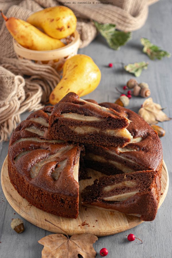 Torta versata al cacao e pere | Profumo di Cannella e Cioccolato