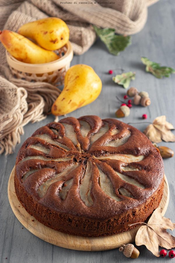 Torta versata al cacao e pere | Profumo di Cannella e Cioccolato