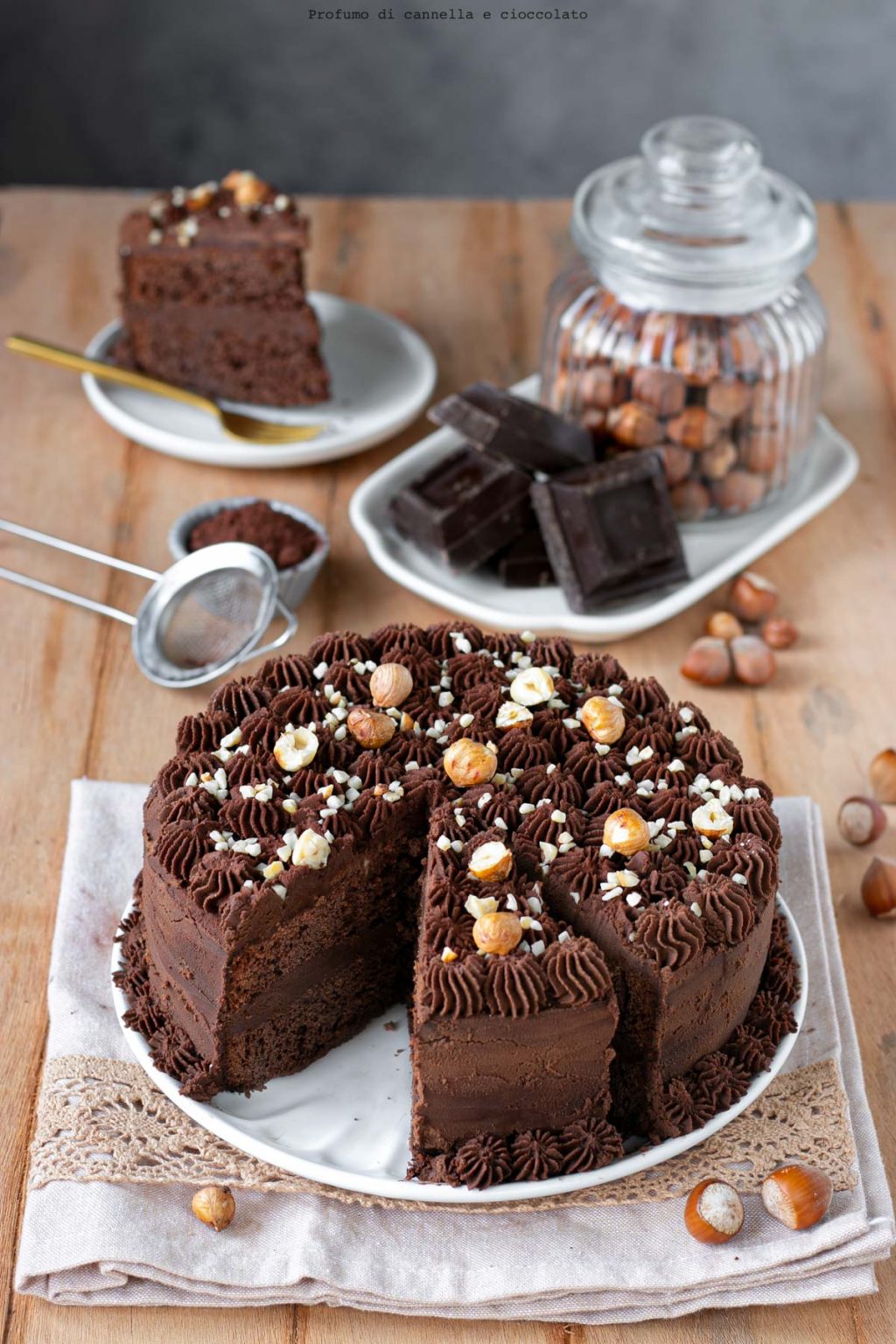 Torta al cioccolato e nocciole | Profumo di Cannella e Cioccolato