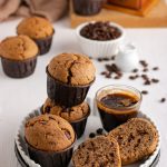 Muffin al caffè e gocce di cioccolato