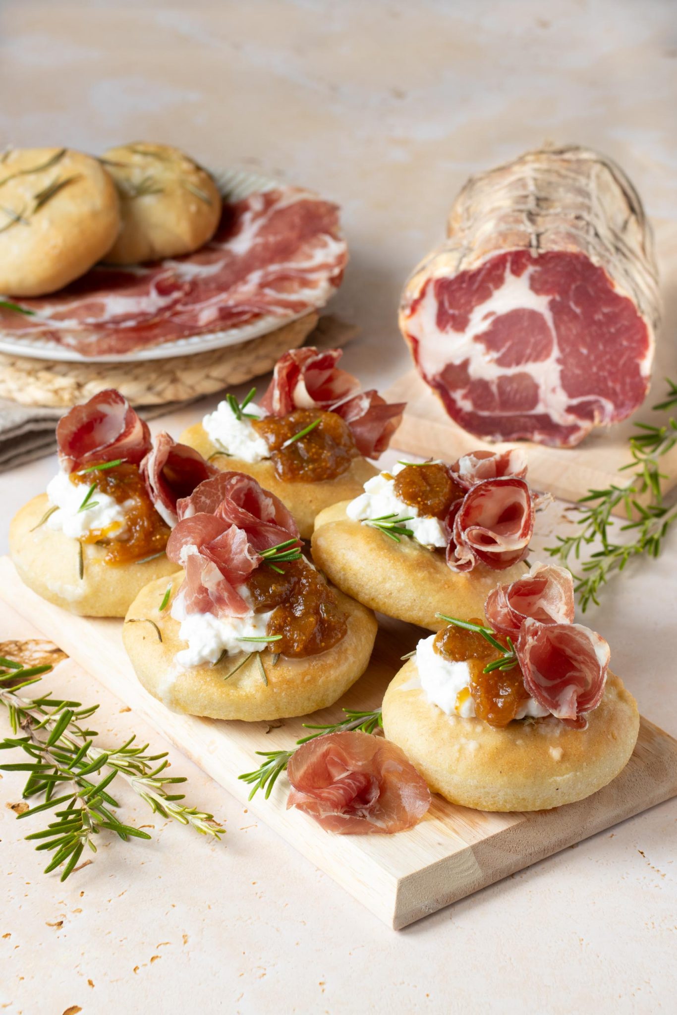 Focaccine al rosmarino con Coppa di Parma IGP, burrata e confettura di ...