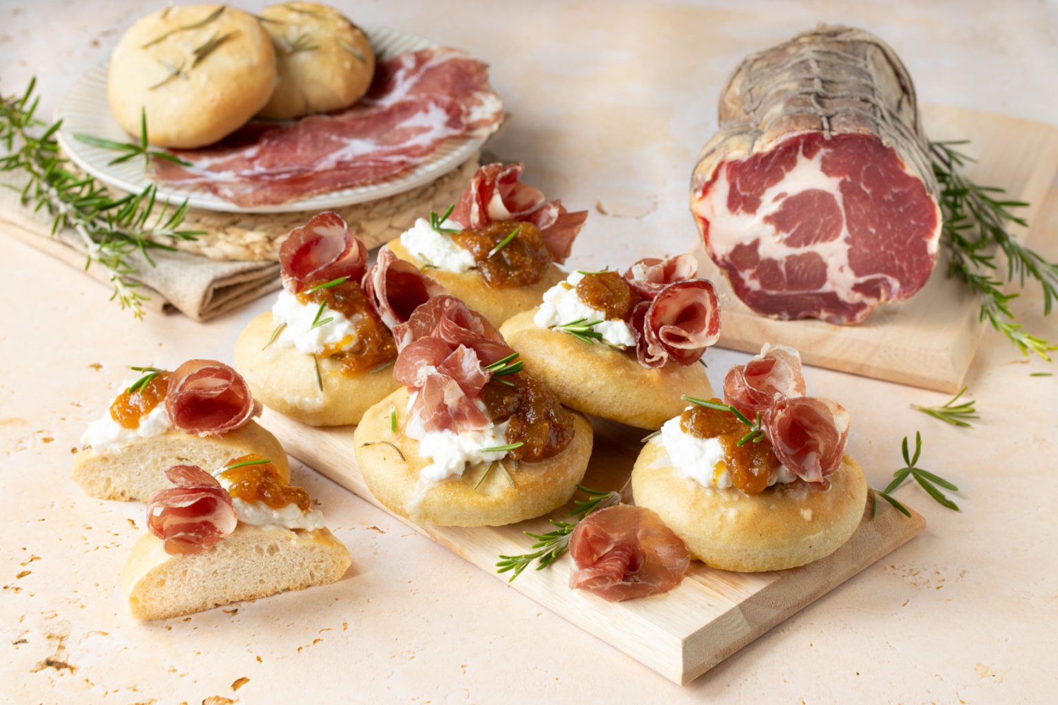 Focaccine al rosmarino con Coppa di Parma IGP, burrata e confettura di ...