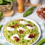 Risotto con crema di piselli pancetta croccante e crescenza