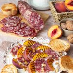 Ricotta montata con Salame Felino IGP pesche grigliate noci e crostini