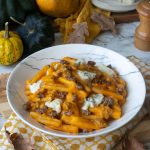 Pasta con crema di zucca salsiccia croccante e gorgonzola
