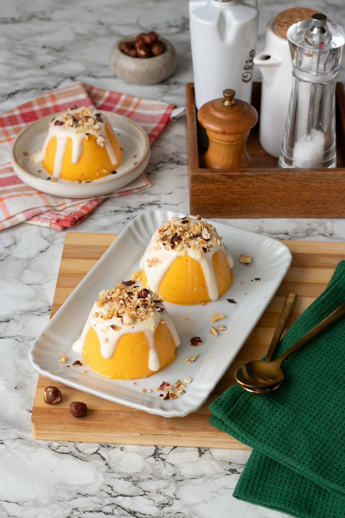 Panna cotta salata alle carote con crema di taleggio e nocciole