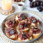 Crostini camembert cotechino e uva