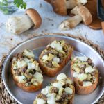 Bruschette salsiccia porcini e formaggio