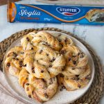 Girelle di pasta sfoglia con ricotta e gocce di cioccolato