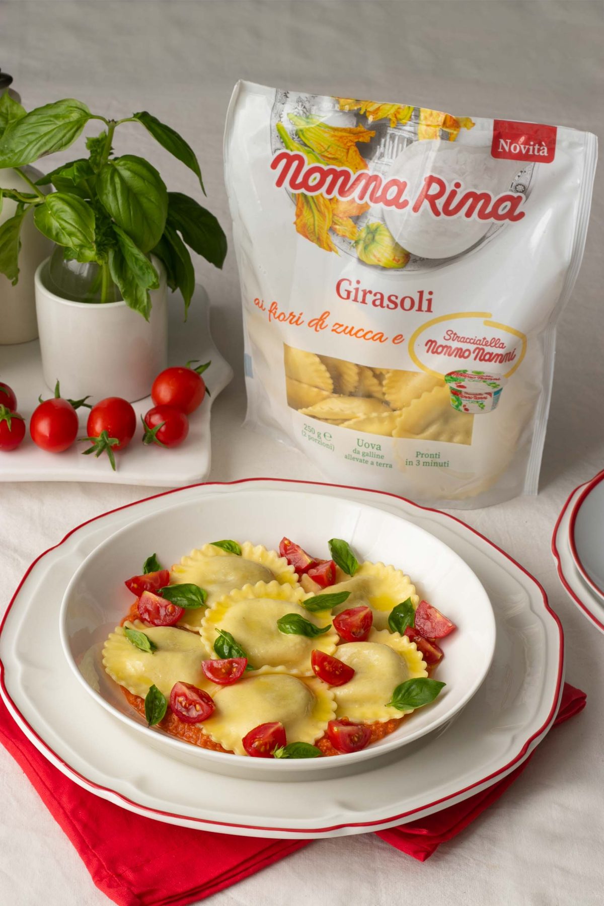 Girasoli Nonna Rina fiori di zucca e stracciatella Nonno Nanni con pesto di pomodorini e pomodori secchi, pomodorini freschi e basilico