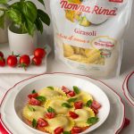 Girasoli Nonna Rina fiori di zucca e stracciatella Nonno Nanni con pesto di pomodorini e pomodori secchi, pomodorini freschi e basilico
