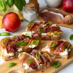 Crostini pesche stracciatella e prosciutto crudo