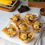 Cestini di pasta fillo con crema al cioccolato banane caramellate e nocciole