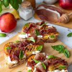 Crostini pesche stracciatella e prosciutto crudo