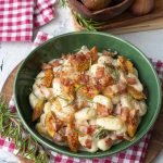Gnocchi crescenza fichi caramellati e speck croccante