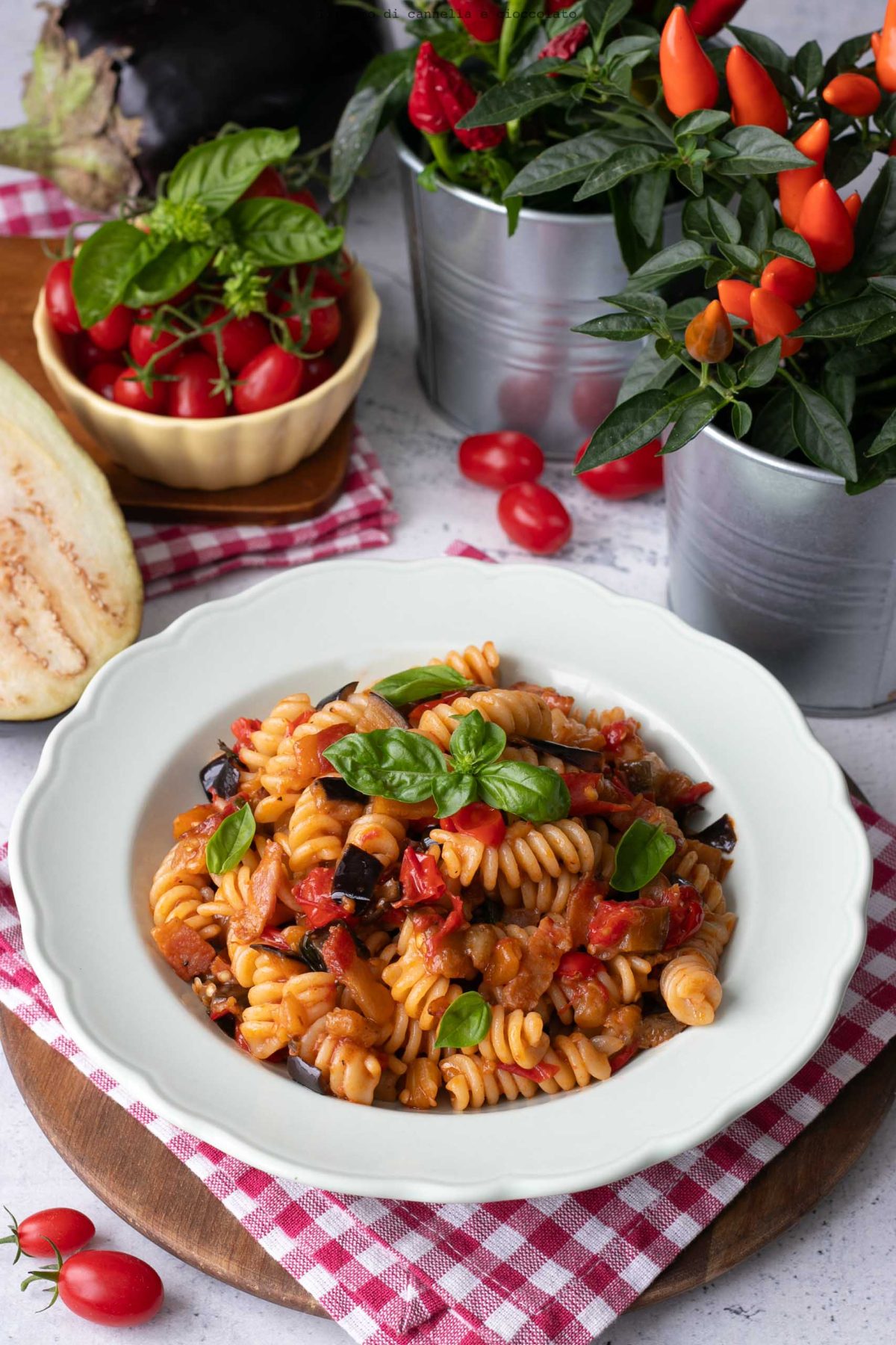 Pasta piccante melanzane pomodorini e pancetta