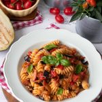 Pasta piccante melanzane pomodorini e pancetta