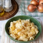 Pasta con cipolle caramellate, crema di gorgonzola e nocciole tostate