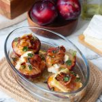 Prugne al forno con brie pancetta e miele